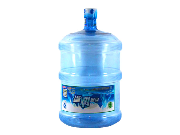 不正确地存放瓶装水会污染它
